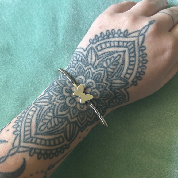 🍓VTG DEADSTOCK 1980s SILVER BUTTERFLY BANGLE BRACELET - Picture 2 of 6